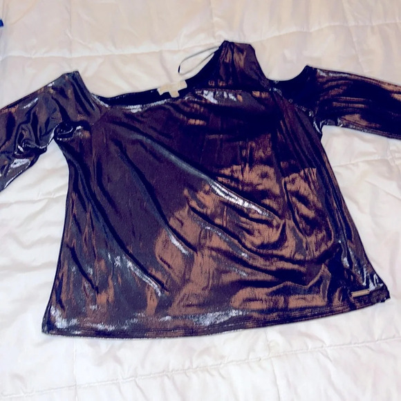 MICHAEL Michael Kors Tops - Michael Kors one-sided open shoulder metallic top, size L